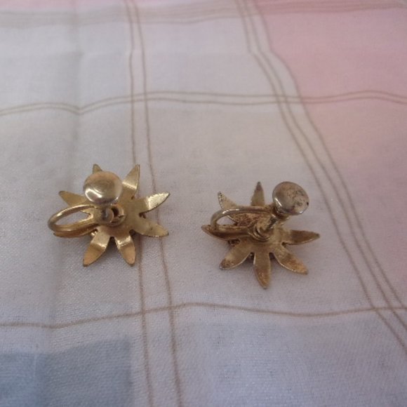 Resin Cameo Star Flower Screw Back Earrings - Picture 3 of 7